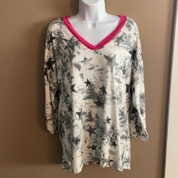 𝅺honeyme 3/4 sleeve top with star detail - Picture 1 of 4